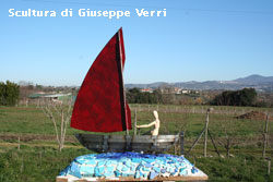 Fotografia di una scultura di Giuseppe Verri raffigurante un uomo in una barca a vela