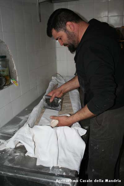 Fotografia di Giuseppe mentre prepara le pagnottelle per il pane