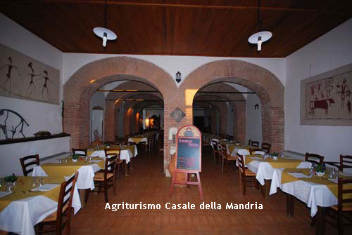 Fotografia della sala ristorante con doppia arcata in mattoni
