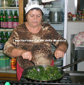 Foto di Sandra mentre cucina una pentola di cicoria